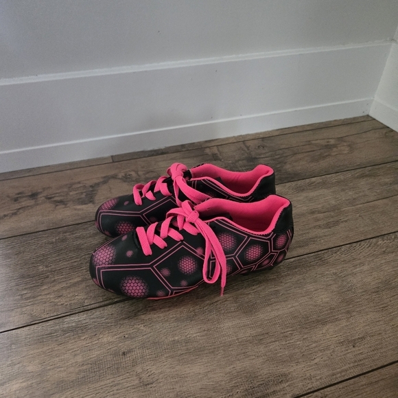 Kids Pink and Black Soccer Size 3 Cleats/Shoes - Picture 1 of 11